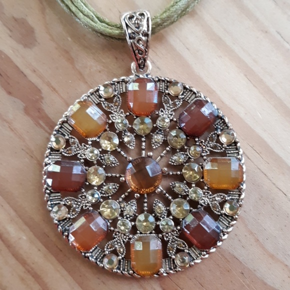 Gorgeous Medallion Necklace - Picture 3 of 7